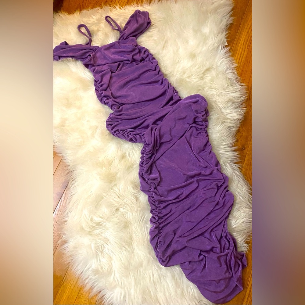 Ruched midaxi dress. New never won.